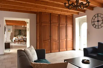 Coin salon dans l'établissement Maison en pierre avec jardin, Côte de Granit Rose