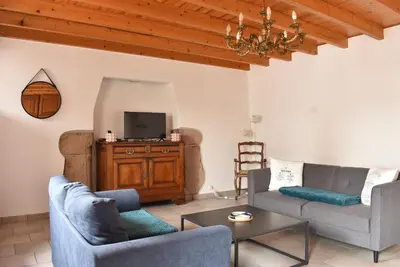 Télévision ou salle de divertissement dans l'établissement Maison en pierre avec jardin, Côte de Granit Rose