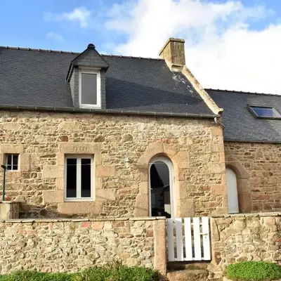 Maison en pierre avec jardin