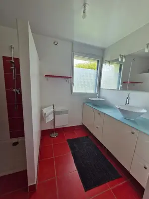 Salle de bains dans l'établissement Maison calme à 10 min des plages