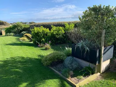 Jardin de l'établissement Maison les pieds dans l'eau avec vue mer et accès plage