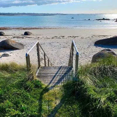 Maison les pieds dans l'eau avec vue mer et accès plage