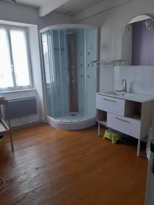 Salle de bains dans l'établissement Kerlouan