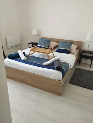 Un ou plusieurs lits dans un hébergement de l'établissement Quartier Saint Jacques - Maison 5 chambres