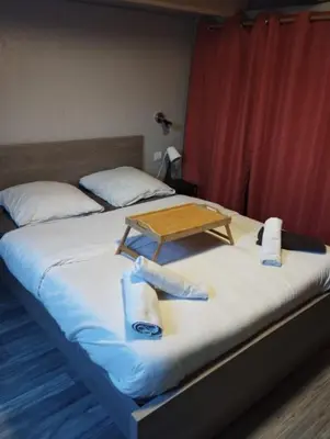 Un ou plusieurs lits dans un hébergement de l'établissement Quartier Saint Jacques - Maison 5 chambres