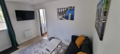 Télévision ou salle de divertissement dans l'établissement Appartement lumineux -terrasse au cœur de Morlaix