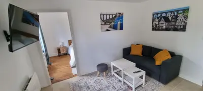Télévision ou salle de divertissement dans l'établissement Appartement lumineux -terrasse au cœur de Morlaix