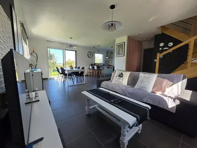 Coin salon dans l'établissement maison moderne avec jardin clos proche commerces et plages
