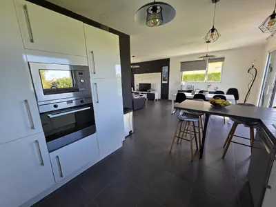 Cuisine ou kitchenette dans l'établissement maison moderne avec jardin clos proche commerces et plages