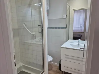 Salle de bains dans l'établissement RDC Saint Renan