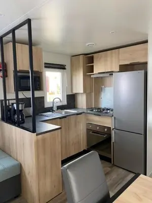 Cuisine ou kitchenette dans l'établissement Mobil home Bora Bora