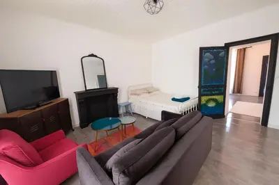 Télévision ou salle de divertissement dans l'établissement T3 lumineux Gare et Centre à pied
