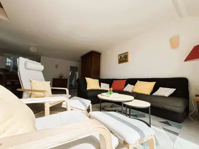 Coin salon dans l'établissement Bénodet: Appartement Duplex à 50m de la plage, Vue Mer, Parking - FR-1-481-182