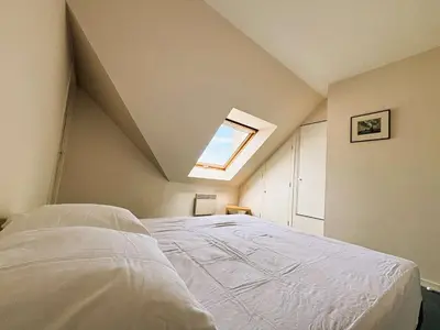 Un ou plusieurs lits dans un hébergement de l'établissement Bénodet: Appartement Duplex à 50m de la plage, Vue Mer, Parking - FR-1-481-182