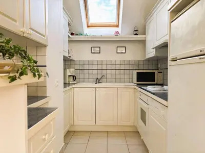 Cuisine ou kitchenette dans l'établissement Bénodet: Appartement Duplex à 50m de la plage, Vue Mer, Parking - FR-1-481-182