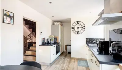 Cuisine ou kitchenette dans l'établissement Maison de ville