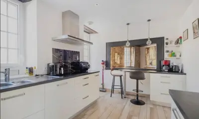 Cuisine ou kitchenette dans l'établissement Maison de ville