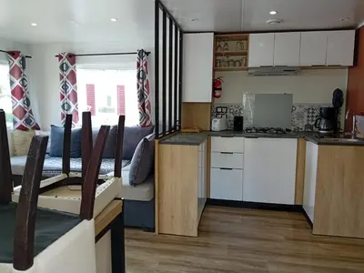 Cuisine ou kitchenette dans l'établissement Mobilhome 42m2