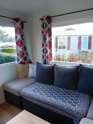 Coin salon dans l'établissement Mobilhome 42m2