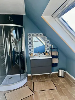 Salle de bains dans l'établissement Rose et violette
