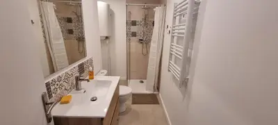 Salle de bains dans l'établissement Logement spacieux et lumineux à Morlaix