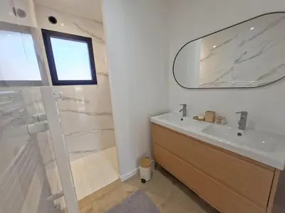 Salle de bains dans l'établissement Villa Locmaria