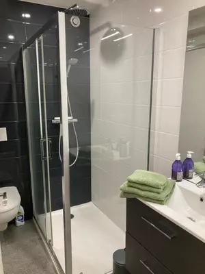 Salle de bains dans l'établissement Résidence le 46