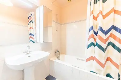 Salle de bains dans l'établissement Family vacation home 100 m from beach - Ty For Tous