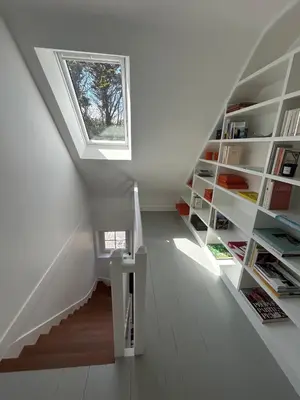 Bibliothèque dans la villa