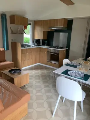 Cuisine ou kitchenette dans l'établissement Mobil home 4 personnes