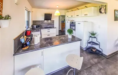 Cuisine ou kitchenette dans l'établissement Holiday Home Lilia Plouguerneau With Sea View 02