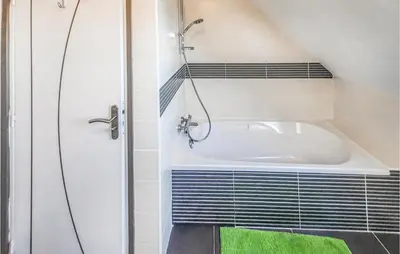 Salle de bains dans l'établissement Holiday Home Lilia Plouguerneau With Sea View 02