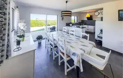 Cuisine ou kitchenette dans l'établissement Holiday Home Lilia Plouguerneau With Sea View 02