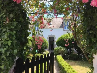 Jardin de l'établissement maison bretonne proche plages et commerces