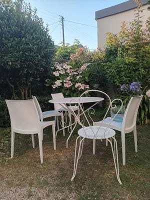 Jardin de l'établissement maison bretonne proche plages et commerces