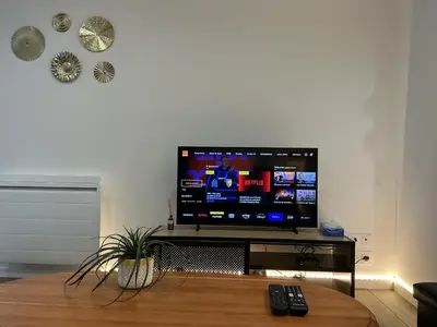 Télévision ou salle de divertissement dans l'établissement Maison 6 personnes à la campagne tout compris