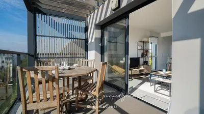 Balcon ou terrasse dans l'établissement ESCALE MARINE - Appartement 2 pers vue mer proche centre-ville et Corniche