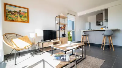 Cuisine ou kitchenette dans l'établissement ESCALE MARINE - Appartement 2 pers vue mer proche centre-ville et Corniche