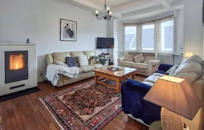 Coin salon dans l'établissement 5 Bedroom Lovely Home In Saint-Martin-Des-Champ
