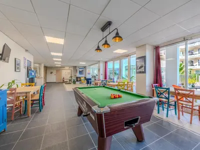 Billard dans l'établissement D de Bertheaume N214 2P5
