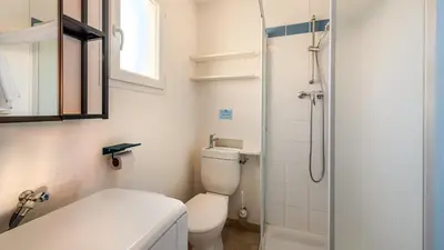 Salle de bains dans l'établissement T de Pentrez N58 3P4
