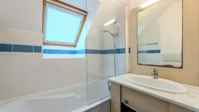 Salle de bains dans l'établissement T de Pentrez N58 3P4