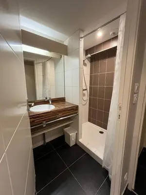 Salle de bains dans l'établissement Appartement T2 N6 calme et cosy sur un golf
