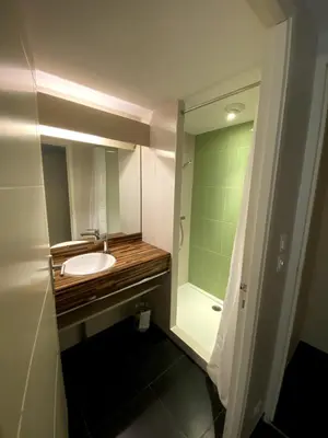 Salle de bains dans l'établissement Appartement T2 N5 calme et cosy sur un golf
