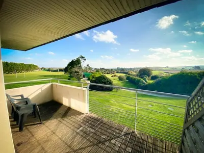 Balcon ou terrasse dans l'établissement Appartement T2 N5 calme et cosy sur un golf