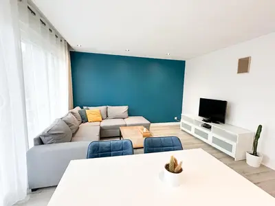 Télévision ou salle de divertissement dans l'établissement Appartement lumineux avec balcon Parking privé