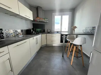 Cuisine ou kitchenette dans l'établissement Appartement cosy et calme au cœur de Landerneau