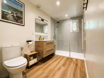 Salle de bains dans l'établissement Évasion paisible à La Forêt-Fouesnant, à 400m de la plage - FR-1-481-183