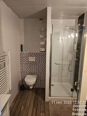 Salle de bains dans l'établissement Studio Bénodet à 100 m de la plage et 10 min de quimper