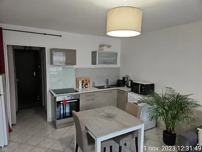 Cuisine ou kitchenette dans l'établissement Studio Bénodet à 100 m de la plage et 10 min de quimper
